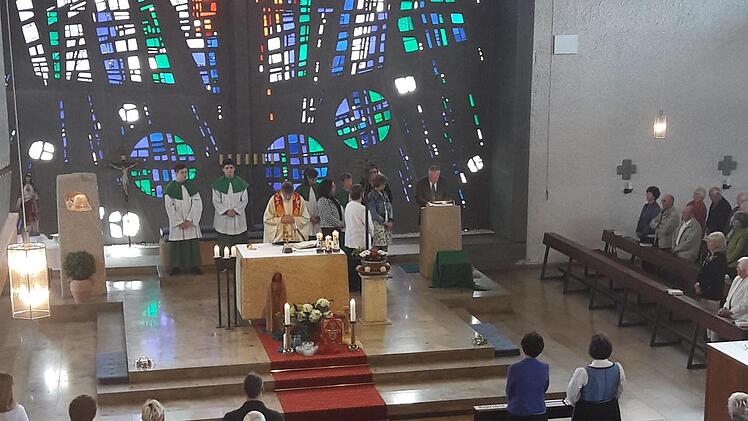 Das neue Gremium am Altar beim Einführungsgottesdienst Foto: Alfred Goller