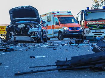 Beim Abbiegen auf einen Supermarktparkplatz kam es in P&ouml;deldorf im Landkreis Bamberg zu einem Zusammenprall zwischen zwei Autos. Foto: News5/Merzbach