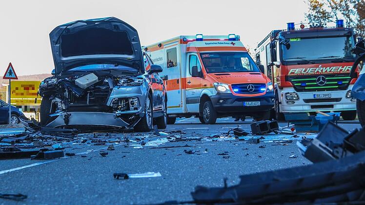 Beim Abbiegen auf einen Supermarktparkplatz kam es in P&ouml;deldorf im Landkreis Bamberg zu einem Zusammenprall zwischen zwei Autos. Foto: News5/Merzbach
