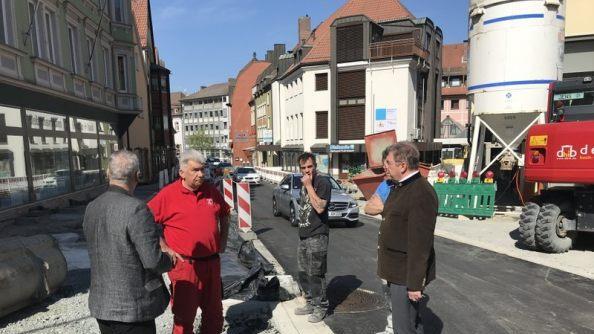 Seit Donnerstag können die Autos wieder - wie gewohnt - durch die Klostergasse fahren. Unser Bild zeigt OB Henry Schramm bei Baustellentermin. Foto: Stadt Kulmbach