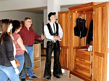 Der frischgebackene Meister Erik Burkhardt aus Presseck im Landkreis Kulmbach erklärt den Besuchern seinen "Kluftschrank" mit sehr vielen Details im Innenbereich. Foto: Günther Geiling