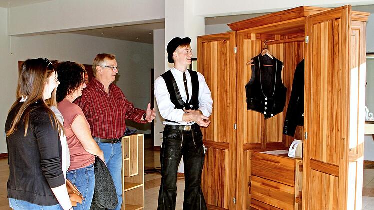 Der frischgebackene Meister Erik Burkhardt aus Presseck im Landkreis Kulmbach erklärt den Besuchern seinen "Kluftschrank" mit sehr vielen Details im Innenbereich. Foto: Günther Geiling