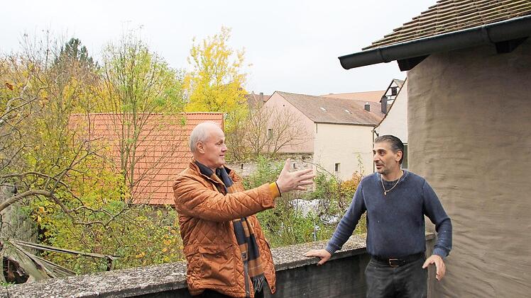 Über den Dächern von Höchstadt schmieden auf einer Terrasse des Schrannen-Nebengebäudes Bürgermeister Gerrald Brehm (li.) und Patrizio D'aniello Pläne.