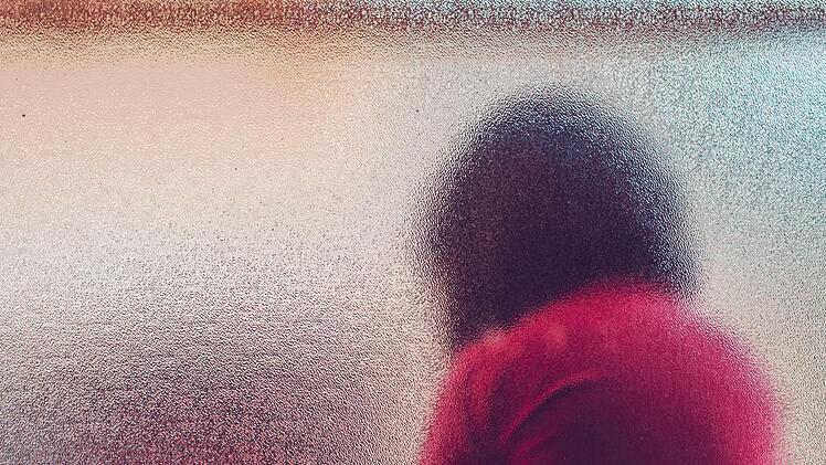 "Ich will nicht mehr schreien": Hat Jule einen Rückfall, ist sie von sich selbst enttäuscht. Doch ihre Pflegeeltern Sarah und Christian bauen die Zehnjährige wieder auf. Symbolbild: Igor Stevanovic - stock.adobe.com