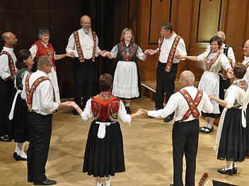 Die Tanzgruppe aus Weisbach präsentierte in ihrer Tanztracht fränkische Volkstänze.