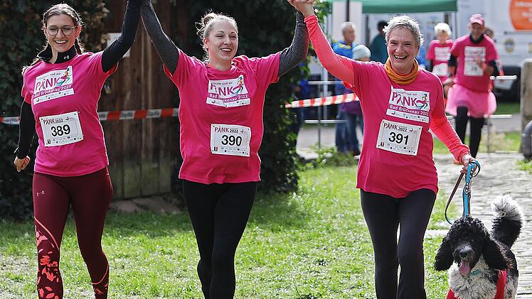 Der Bad Brückenauer Pinklauf macht gute Laune, nicht erst nach den absolvierten 7,7 Kilometern im Zieleinlauf, wie bei diesen Teilnehmerinnen im Siebener-Park. Insgesamt meldeten sich 967 Menschen an. Foto: Kerstin Junker
