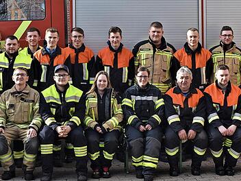 Stolze 21 junge Feuerwehrkameradinnen und -kameraden aus dem Landkreis Lichtenfels haben den Maschinistenlehrgang erfolgreich absolviert. Mit im Bild Kreisbrandrat Sebastian Dorsch (links), Mitglieder seines Lehrgangsteams und die stellvertretende...