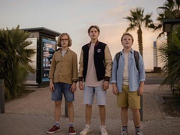 "Die drei ???" kehren mit neuer Besetzung auf die Leinwand zur&uuml;ck: In "Erbe des Drachen" reisen Bob (Levi Brandl, links), Peter (Nevio Wendt, Mitte) und Justus (Julius Weckauf) von Kalifornien nach Rum&auml;nien.