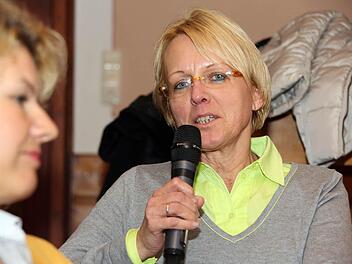 Der Kinderhort im alten Forsthaus in Ziegelhütten platzt aus allen Nähten, berichtet Elsbeth Oberhammer (rechts) bei der Veranstaltung "Rundschau unterwegs" im Gasthaus "Weberhof". Und zusätzlich gibt es eine lange Warteliste von Eltern, die einen Platz für ihr Kind suchen, betont Nicole Niebuhr (links).  Fotos: Matthias Hoch