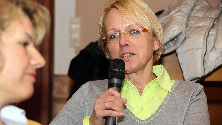 Der Kinderhort im alten Forsthaus in Ziegelhütten platzt aus allen Nähten, berichtet Elsbeth Oberhammer (rechts) bei der Veranstaltung "Rundschau unterwegs" im Gasthaus "Weberhof". Und zusätzlich gibt es eine lange Warteliste von Eltern, die einen Platz für ihr Kind suchen, betont Nicole Niebuhr (links).  Fotos: Matthias Hoch