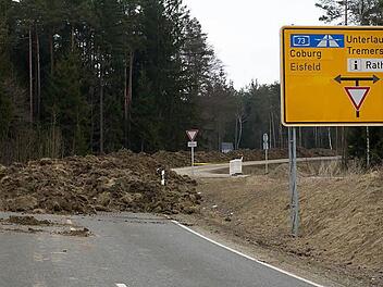 Für Fahrzeuge führt kein Weg mehr zum Parteitagsgelände der NPD am Waldrand bei Rottenbach. Foto: Albert Höchstädter