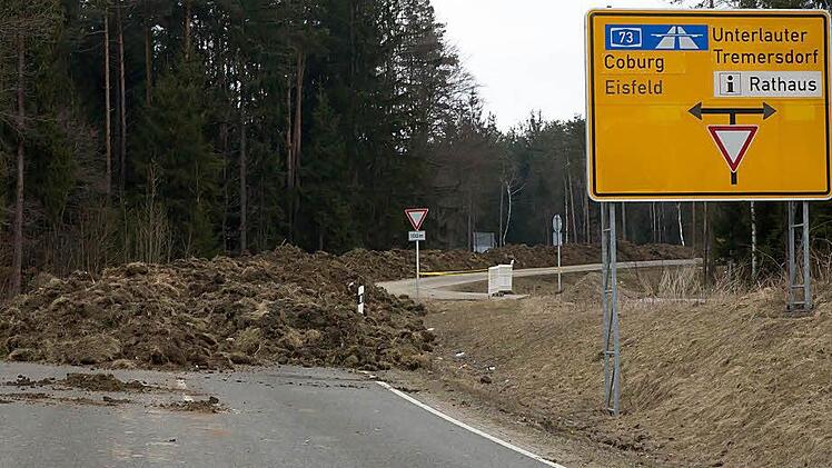Für Fahrzeuge führt kein Weg mehr zum Parteitagsgelände der NPD am Waldrand bei Rottenbach. Foto: Albert Höchstädter