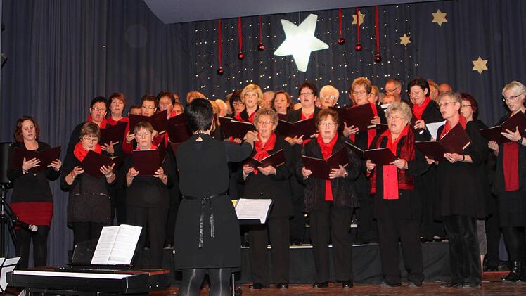 Rund 40 Sängerinnen sind im Frauenchor aktiv