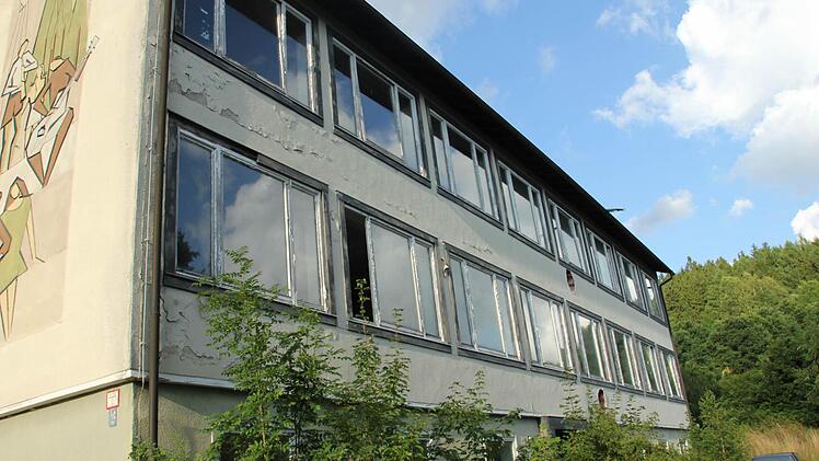 Die Fassade des ehemaligen Zeyerner Schulgebäudes ist in einem erbärmlichen Zustand.
