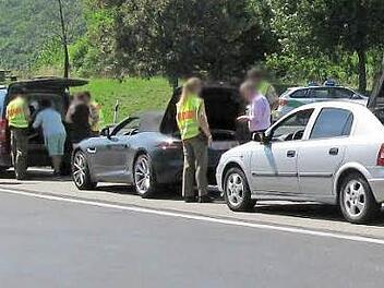 Auf dem Parkplatz in Höhe Limbach stoppte die Polizei die Autofahrer und kontrollierte sie.  Foto: Polizei