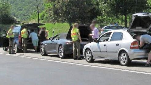 Auf dem Parkplatz in Höhe Limbach stoppte die Polizei die Autofahrer und kontrollierte sie.  Foto: Polizei