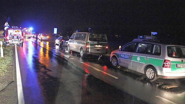 Eine Vielzahl an Rettungskräften war an der Unfallstelle.  Foto: Friedwald Schedel
