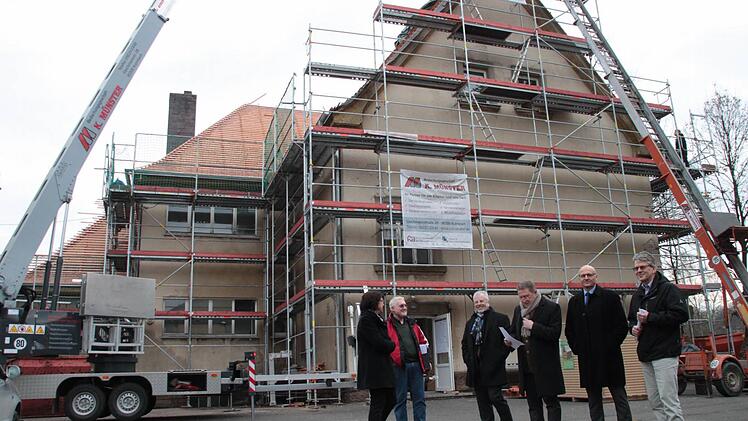Begutachtung des Baufortschritts in der alten Mangersreuther Schule: (von links) Awo-Kreisgeschäftsführerin Elisabeth Weith, Bauleiter Erwin Wittek, Architekt Hans-Hermann Drenske, OB Henry Schram, Kultur- und Schulabteilungsleiter Helmut Völkl und Hochbauamtsleiter Bernd Ohnemüller. Foto: Jochen Nützel