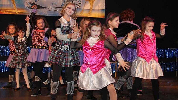 Ein bisschen gruselig: Die Mainleuschen mit ihrem Tanz "Monster High".