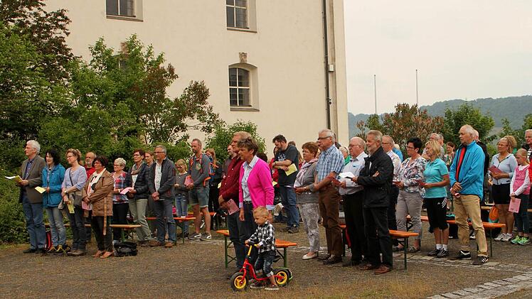 Zahlreiche Familien, Männer und Frauen hatten sich zur "Radfahrer-Wallfahrt" um den Freialtar versammelt. Foto: Günther Geiling