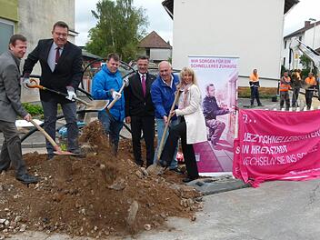 Der Spatenstich für den Highspeedausbau in der Dorfmitte von Zeickhorn (von links): Martin Reuther, Jürgen Wittmann, André Fischer, Klaus Markert, Stefan Husfeldt und Marion Thüngen Foto: Lothar Weidner