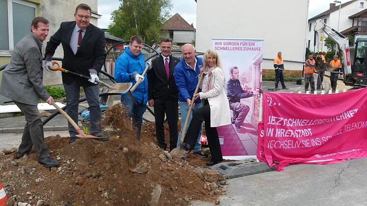 Der Spatenstich für den Highspeedausbau in der Dorfmitte von Zeickhorn (von links): Martin Reuther, Jürgen Wittmann, André Fischer, Klaus Markert, Stefan Husfeldt und Marion Thüngen Foto: Lothar Weidner