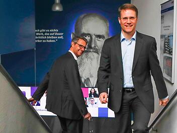 Der eine verabschiedet sich, der andere ist in Bamberg schon angekommen: Martin Schultz (rechts) ist seit Monatsbeginn Nachfolger von Oliver Seitz (links) an der Werksspitze. Foto: Matthias Hoch