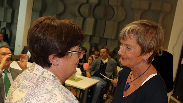 Zwei langjährige Weggefährtinnen: Hannelore Glass (links) nimmt die Glückwünsche der pensionierten Schulamtsdirektorin Uli Brech entgegen.