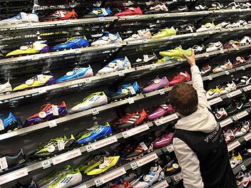 Lukas schämt sich für seine abgelaufenen Fußballtreter und geht nicht mehr ins Training. Gerade jetzt würde ihm sein geliebtes Hobby guttun. Sein Vater hat den Kampf gegen den Krebs verloren. Lukas wird zu einem "auffälligen Schüler". Miriam Nusser von der Caritas-Erziehungsberatung kann helfen - auch Dank der "Weihnachtshilfe"-Spendenaktion der Saale-Zeitung. Foto: David Ebener/dpa