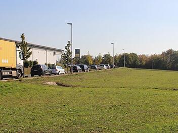 Auf diese Freifläche im Gewerbegebiet am Oerlenbacher Kreisel sollen ein Discounter und ein Getränkefachmarkt entstehen. Foto: Heike Beudert