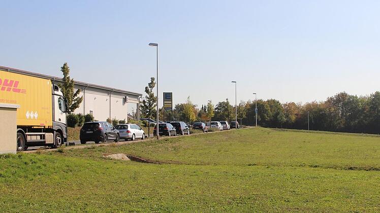 Auf diese Freifläche im Gewerbegebiet am Oerlenbacher Kreisel sollen ein Discounter und ein Getränkefachmarkt entstehen. Foto: Heike Beudert