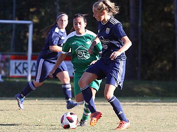 Lilith Knauf (rechts) schnürt seit zwei Jahren die Schuhe für den SV Frensdorf und absolvierte in dieser Saison neun von zwölf Bayernliga-Spielen - wie hier gegen den SV Frickenhausen.sportpress
