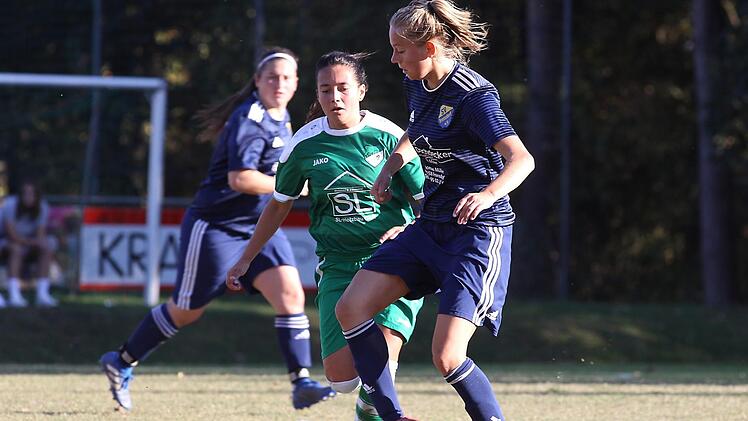 Lilith Knauf (rechts) schnürt seit zwei Jahren die Schuhe für den SV Frensdorf und absolvierte in dieser Saison neun von zwölf Bayernliga-Spielen - wie hier gegen den SV Frickenhausen.sportpress