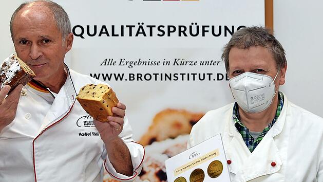 Siebenmal vergab Brot- und Stollenpr&uuml;fer Manfred Stiefel (links) ein "Sehr gut", zweimal immerhin noch ein "Gut" f&uuml;r die eingereichten neun Stollen.