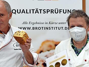 Siebenmal vergab Brot- und Stollenprüfer Manfred Stiefel (links) ein "Sehr gut", zweimal immerhin noch ein "Gut" für die eingereichten neun Stollen.