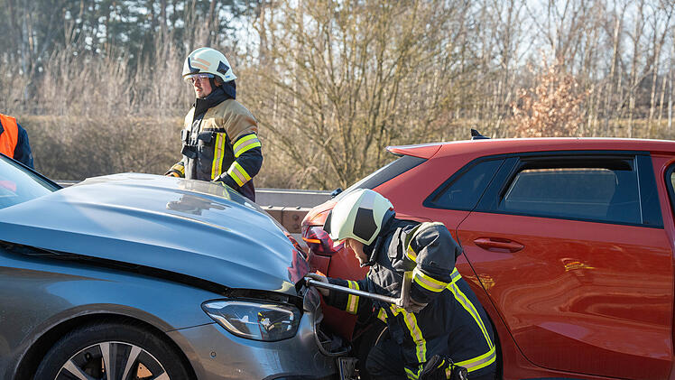 Kreis Roth: Mehrere Unfälle auf der A9 in kürzester Zeit - Gaffer verursachen wohl Massenkarambolage