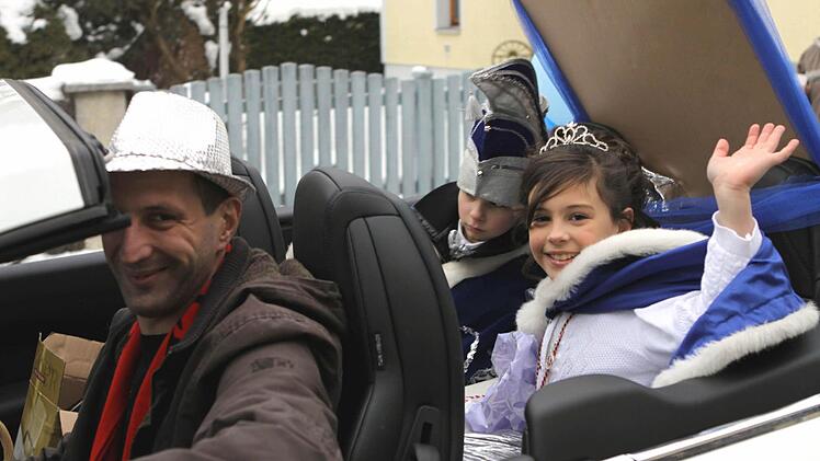 Im offenen Cabrio wurde das Kinderprinzenpaar chauffiert.
