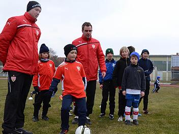 Teilzeit-Schwabe im Sportpark: Benjamin Freund (links), Ex-Spieler des FC 06 Bad Kissingen, unterrichtet gemeinsam mit Manuel Bierig in der Fußball-Schule des VfB Stuttgart. Foto: Jürgen Schmitt