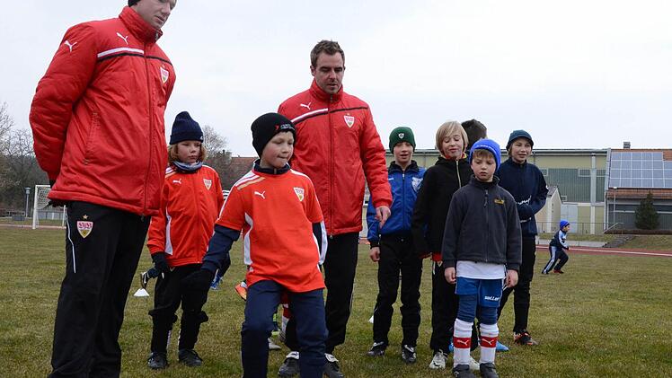Teilzeit-Schwabe im Sportpark: Benjamin Freund (links), Ex-Spieler des FC 06 Bad Kissingen, unterrichtet gemeinsam mit Manuel Bierig in der Fußball-Schule des VfB Stuttgart. Foto: Jürgen Schmitt