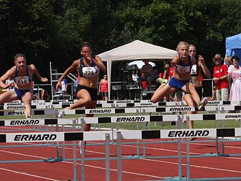 Alle Augen richteten sich Plattling auf das Finale über 100 Meter Hürden. Lokalmatadorin Esther Dreier (links) liegt hier noch knapp vor der Bad Kissingerin Jessica Schottorf, die mit einem starken Finish das Blatt noch wendete und mit neuem Bezirksrekord erstmals Bayerische Meisterin wurde.  Fotos: Reinhold Nürnberger