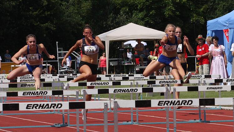 Alle Augen richteten sich Plattling auf das Finale über 100 Meter Hürden. Lokalmatadorin Esther Dreier (links) liegt hier noch knapp vor der Bad Kissingerin Jessica Schottorf, die mit einem starken Finish das Blatt noch wendete und mit neuem Bezirksrekord erstmals Bayerische Meisterin wurde.  Fotos: Reinhold Nürnberger