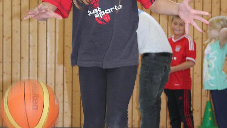 Antonia hat sichtlich ihren Spaß am Dribbeln.