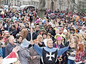 Bürgermeister Beiergrößlein freute sich als Prinz Eisenherz über die vielen Besucher am Marktplatz.