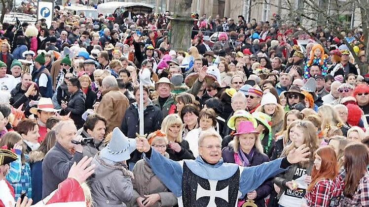 Bürgermeister Beiergrößlein freute sich als Prinz Eisenherz über die vielen Besucher am Marktplatz.