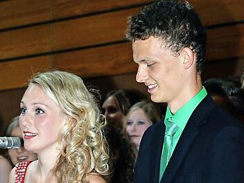 Jahrgangsstufensprecher Leah Hofmann und Lucas Rüffer waren in vielen Bereichen des Schul-Lebens aktiv. Sie hielten auch die Abschiedsrede. Fotos: Björn Hein