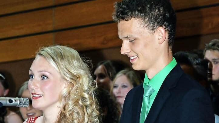 Jahrgangsstufensprecher Leah Hofmann und Lucas Rüffer waren in vielen Bereichen des Schul-Lebens aktiv. Sie hielten auch die Abschiedsrede. Fotos: Björn Hein