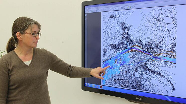 Andrea Künzl vom Wasserwirtschaftsamt Hof erläutert Details der Planung. Foto: Stephan Tiroch