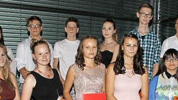 Diese Absolventen der Albrecht-Dürer-Mittelschule Haßfurt haben auf ihrem Abschluss beziehungsweise auf ihren Projektprüfungen eine Eins vor dem Komma stehen. Für ihre Spitzenleistungen wurden sie vom Elternbeirat, der Schule und mehreren Unternehmen ausgezeichnet.