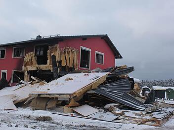 Während vom Bürogebäude nur noch Schutt und Asche übrig ist, steht das Wohnhaus noch. Doch auch daran haben die Flammen deutliche Spuren hinterlassen. Fotos: Veronika Schadeck