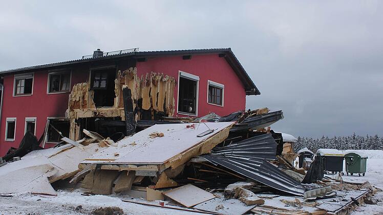 Während vom Bürogebäude nur noch Schutt und Asche übrig ist, steht das Wohnhaus noch. Doch auch daran haben die Flammen deutliche Spuren hinterlassen. Fotos: Veronika Schadeck
